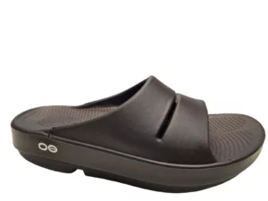 OOFOS OOFOS OOahh Black Dames en Heren Slide Slippers Hielspoor Verlichting Sportslipper Extra Demping Zwart